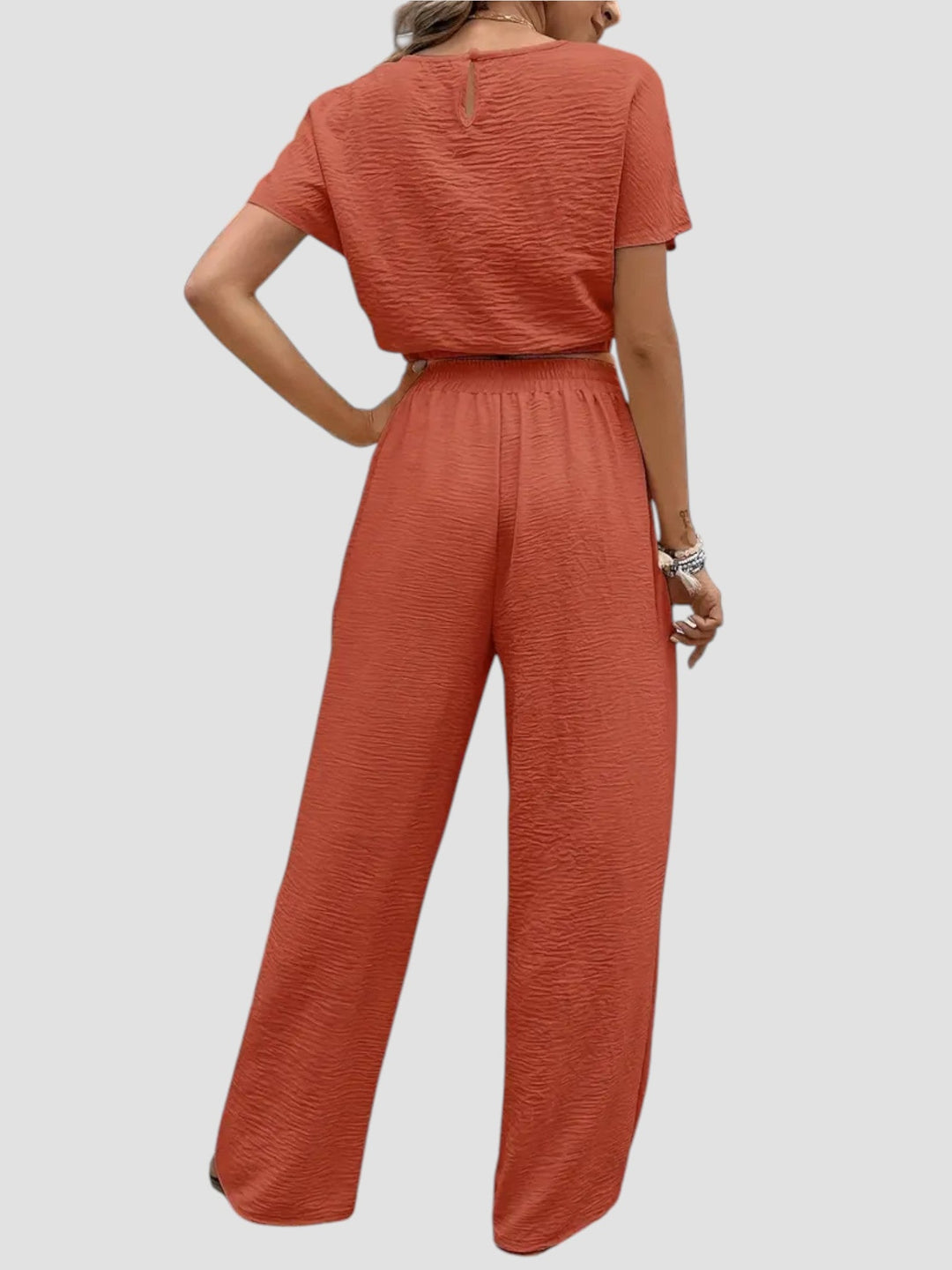 Mirella – Completo moderno con crop top e pantaloni fluidi