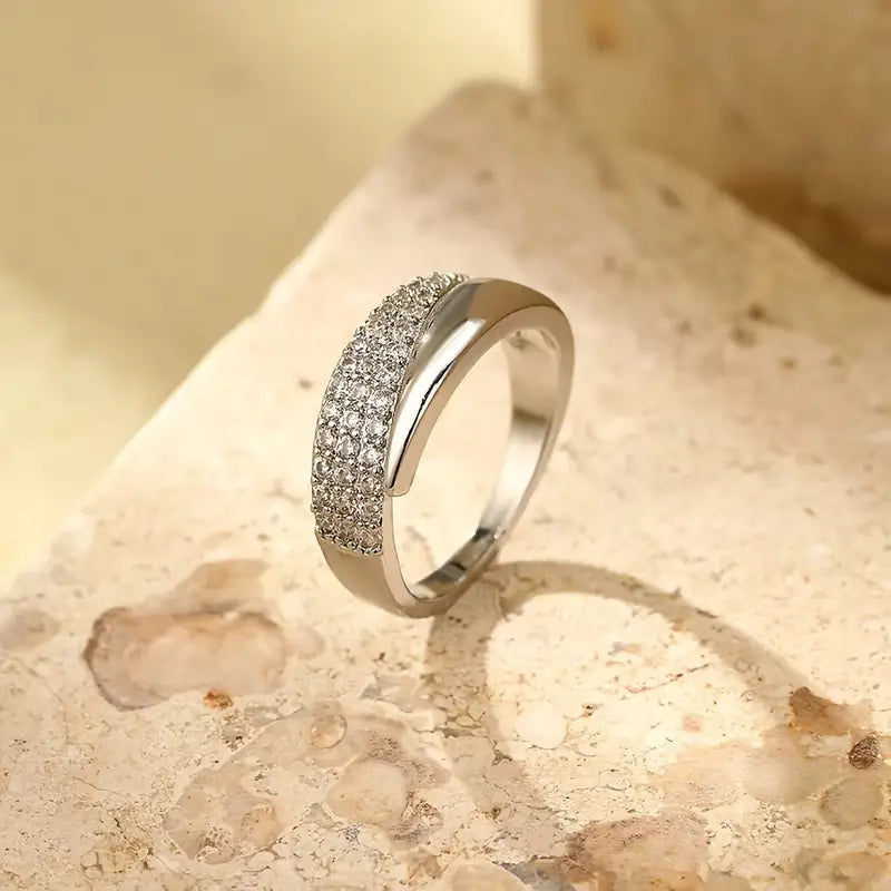 Chiara | Anello dalla luminosità senza tempo