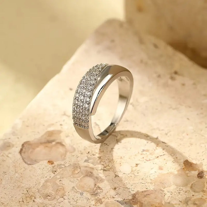 Chiara | Anello dalla luminosità senza tempo