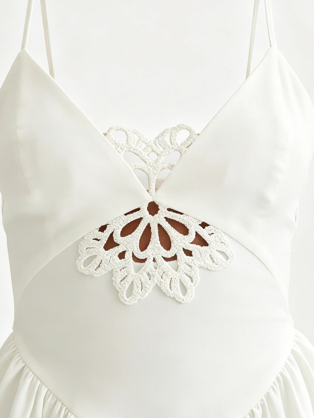 Abito mini bianco in pizzo con cut-out e spalline sottili