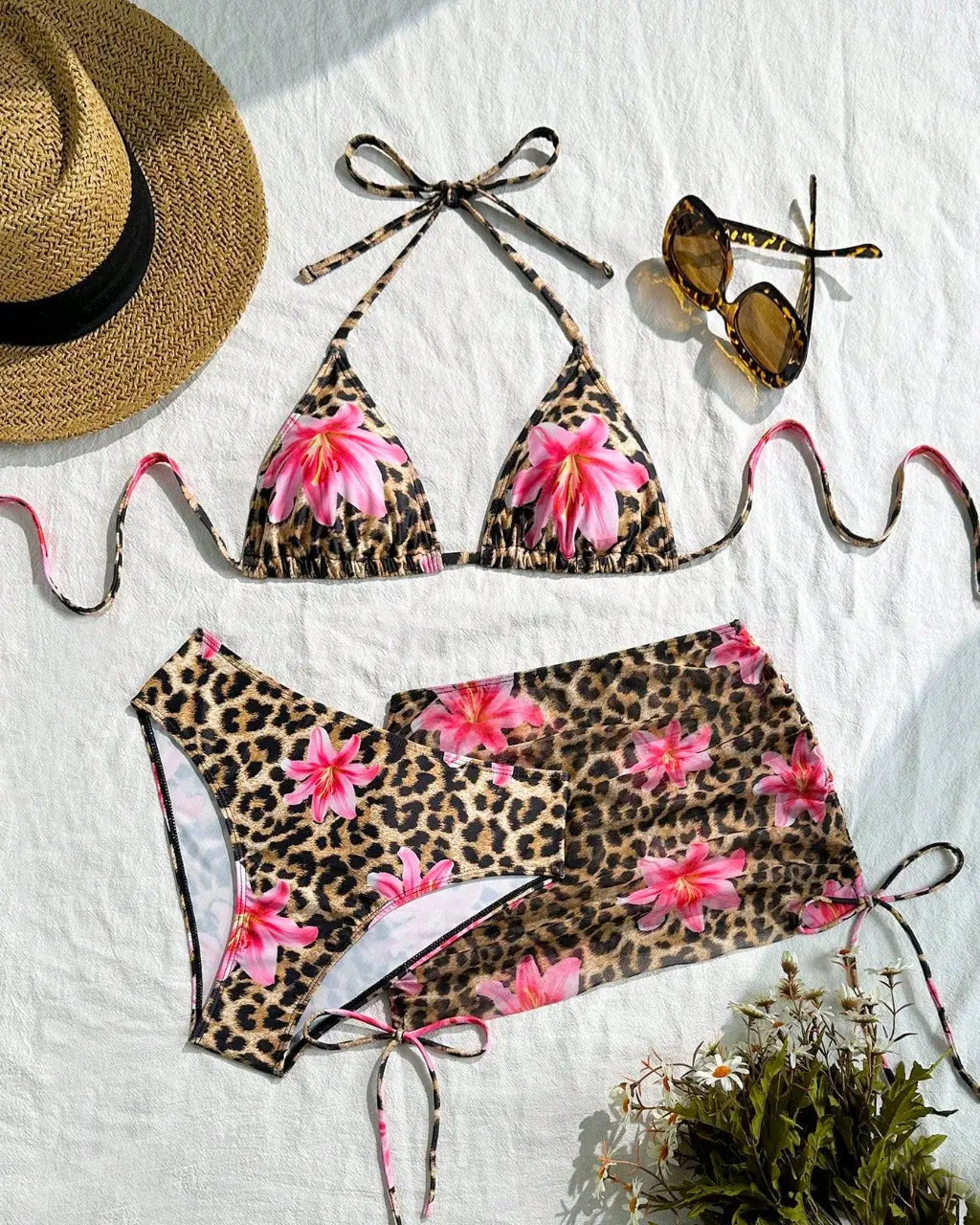 Set Bikini Tre Pezzi Leopardato con Gigli Rosa e Gonna