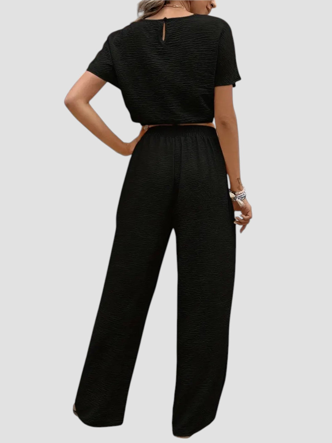 Mirella – Completo moderno con crop top e pantaloni fluidi