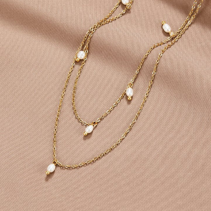 Kayla | Collana Multistrato con Perle Pendenti