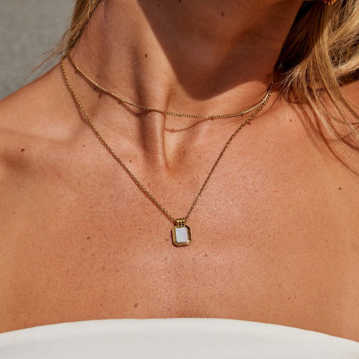 Valerie | Collana Multistrato con Ciondolo Bianco